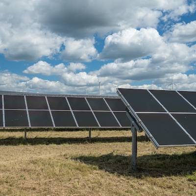 paneles-solares-campo-grano-campo-cielo-nublado_181624-45488